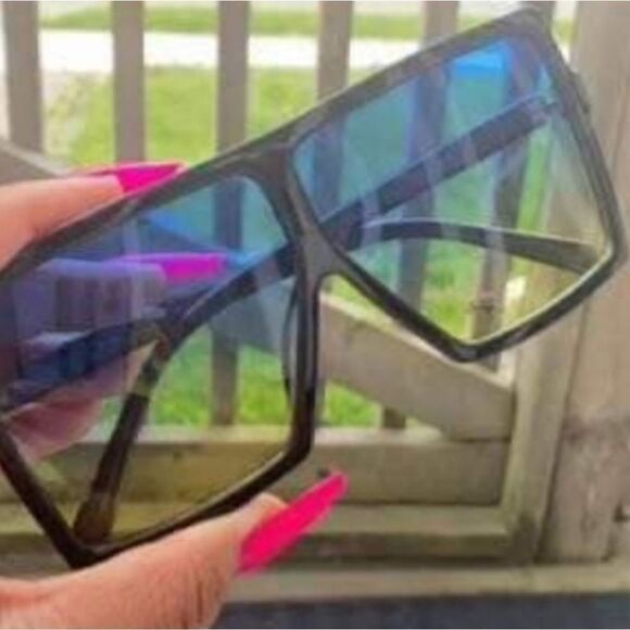 High Fashion Wmn's Oversized Sunglasses.Frame Color: Black - Picture 1 of 7